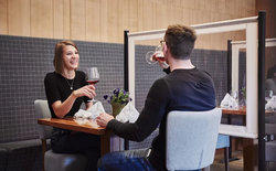 Mobiele scheidingswanden voor de horeca binnen en buiten. Complete sets.