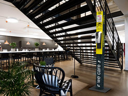 Lichaamstemperatuur scanner zuil in eigen huisstijl.